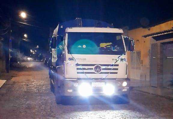 Camacã: Criança de 5 anos faz homenagem e dar presentes para os garis do caminhão coletor de lixo, Frank